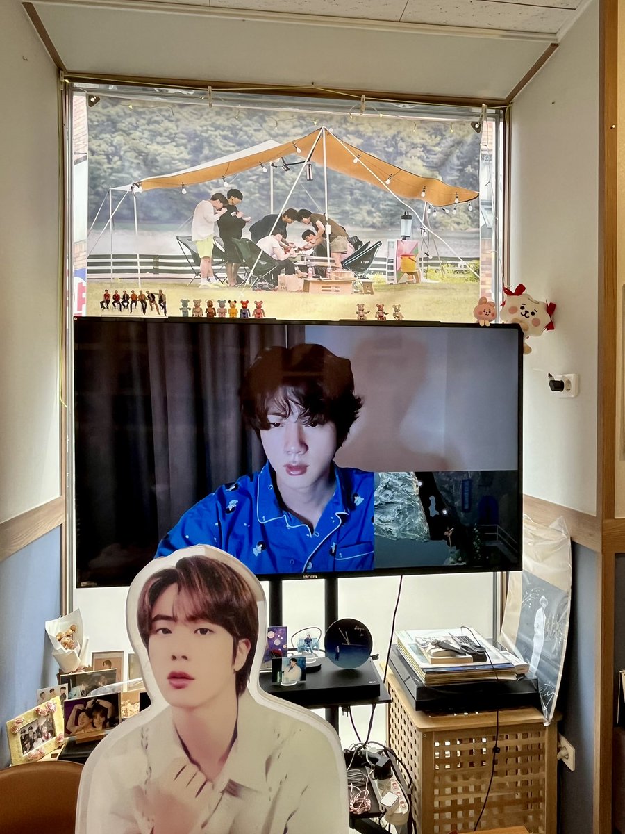 purple_0613wwh's tweet photo. 今日はジンくんソロ曲"awake"6周年イベントへ💜
カフェ"awake"
Wライブ鑑賞も🥰
後ろ姿のやばいね😍
석진 첫 솔로곡 "어웨이크" 6주년 이벤트🎉
카페 어웨이크 @0613FallinBTS
#6YearsWithAwake
#영원한_우리의_비행_어웨이크
#SuperTuna_Jin #Yours_Jin #JIN #Moon_BTS #방탄소년단진 @BTS_twt https://t.co/fzT7JkQk5Z