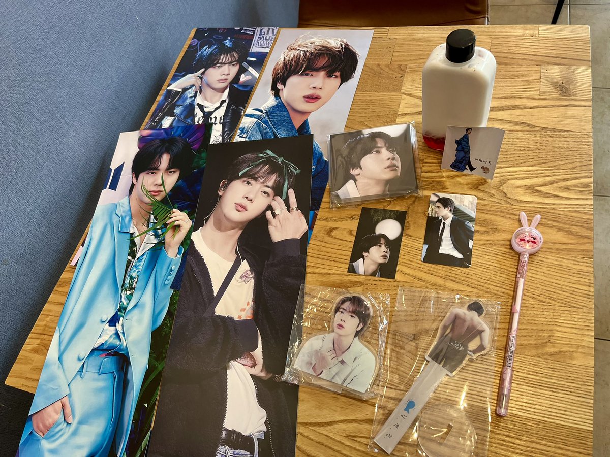 purple_0613wwh's tweet photo. 今日はジンくんソロ曲"awake"6周年イベントへ💜
カフェ"awake"
Wライブ鑑賞も🥰
後ろ姿のやばいね😍
석진 첫 솔로곡 "어웨이크" 6주년 이벤트🎉
카페 어웨이크 @0613FallinBTS
#6YearsWithAwake
#영원한_우리의_비행_어웨이크
#SuperTuna_Jin #Yours_Jin #JIN #Moon_BTS #방탄소년단진 @BTS_twt https://t.co/fzT7JkQk5Z