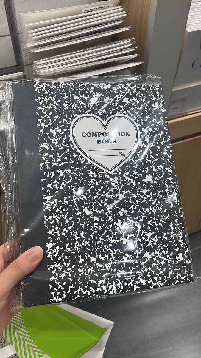2428chuu's tweet photo. Gente aqui na Coreia tá 100 reais já incluindo a capinha de glitter!!! Vou comprar kkkk https://t.co/n0kar6PjzC