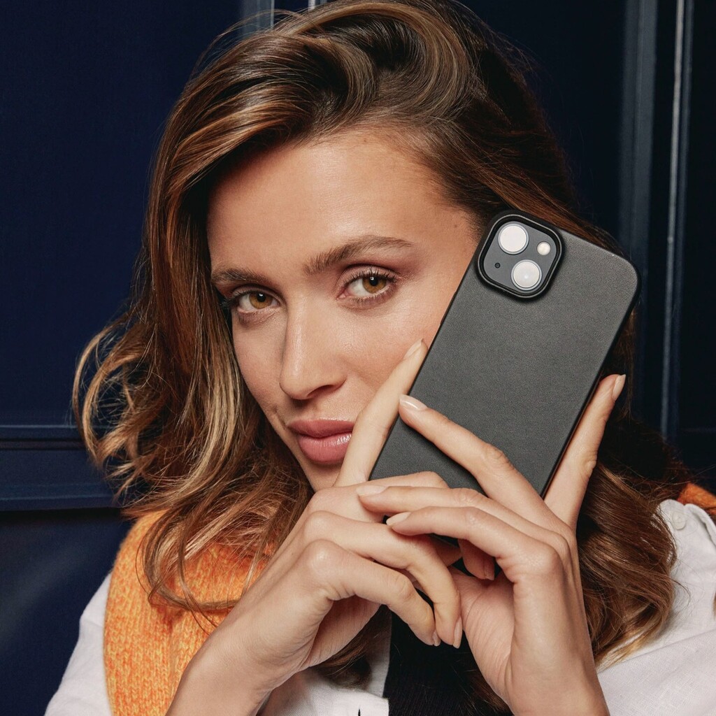 All made from paper??

Our packaging for the iPhone 14 cases are now 100% made from paper. This moves us towards a few of our sustainability goals:
- eliminate single use plastic, across our entire business
- make things that are recyclable - through mak… instagr.am/p/CicUcKfr0x1/