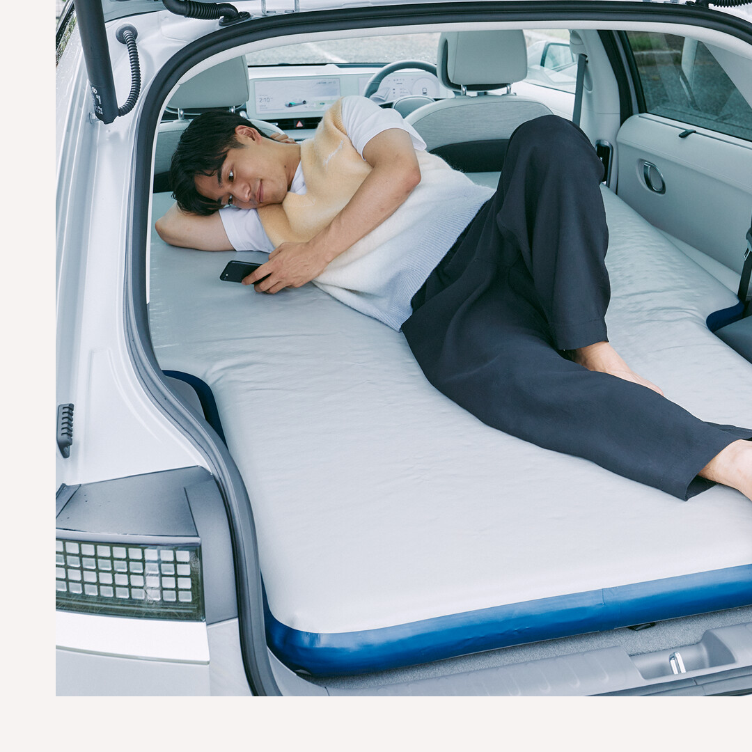 Hyundai_japan's tweet photo. 【H Genuine Accessories】
ヒョンデでは、純正アクセサリーブランドを数多く展開✨

ドアやフロントガラスに取り付け、外部の光を遮断できる #マルチカーテン や、車中泊や休憩のための #��アーベッド を使用して、車内をもっと快適に過ごしてみてはいかがでしょうか？

#Hyundai #ヒョンデ https://t.co/doTHITaw34