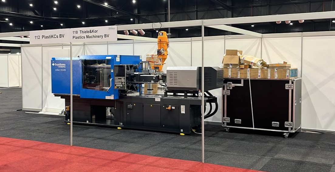 TKPMBV's tweet photo. We zijn begonnen! Opbouw @Kunststofbeurs 2022! Samen met PlastiKCs staat TKPM op het machineplein standnr 110 en 112. Tot morgen! https://t.co/wb9p2OSTN6