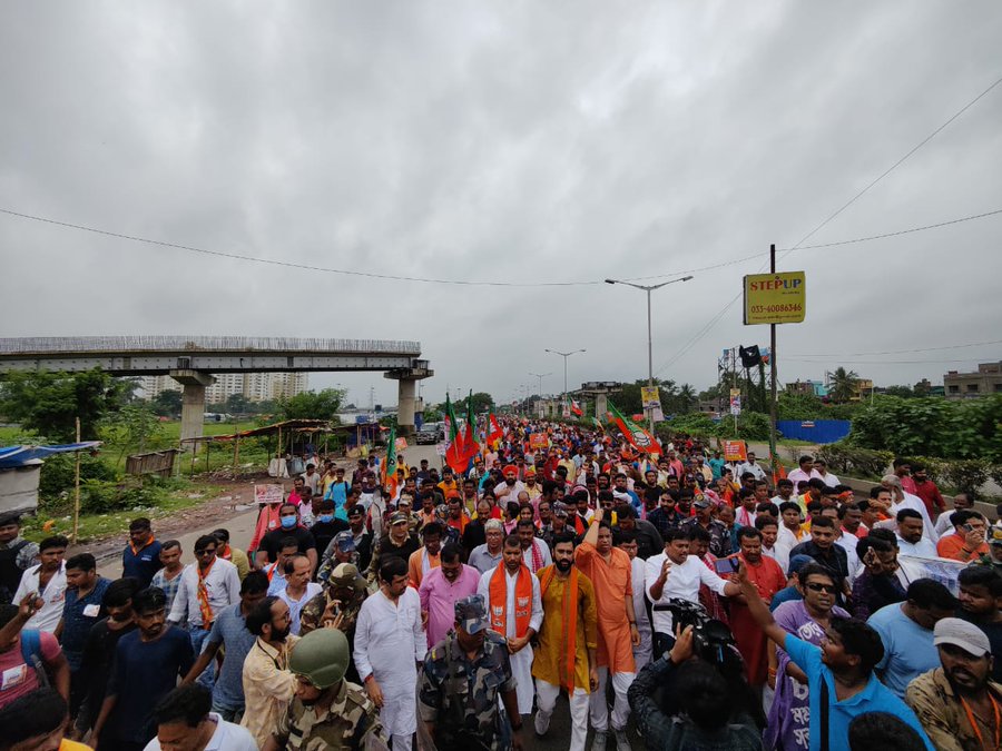 rajeshkmrp's tweet photo. आज @BJPBengal बंगाल के कार्यकर्ताओं ने ममता बनर्जी और उसके भ्रस्ट मंत्रियों के खिलाफ प्रचण्ड प्रदर्शन कर रहे। बंगाल पुलिस ने कार्यकर्ताओं के ऊपर लाठी चार्ज और आंसू गैस के गोले छोड़े। पुलिस चाहे जितना जोर लगा ले हमारे भाजपा के कार्यकर्ता ममता बनर्जी से डरेंगे नही।
#CholoNobanno https://t.co/qEftW5ccWI