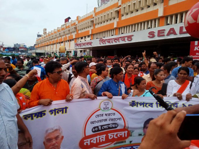 rajeshkmrp's tweet photo. आज @BJPBengal बंगाल के कार्यकर्ताओं ने ममता बनर्जी और उसके भ्रस्ट मंत्रियों के खिलाफ प्रचण्ड प्रदर्शन कर रहे। बंगाल पुलिस ने कार्यकर्ताओं के ऊपर लाठी चार्ज और आंसू गैस के गोले छोड़े। पुलिस चाहे जितना जोर लगा ले हमारे भाजपा के कार्यकर्ता ममता बनर्जी से डरेंगे नही।
#CholoNobanno https://t.co/qEftW5ccWI