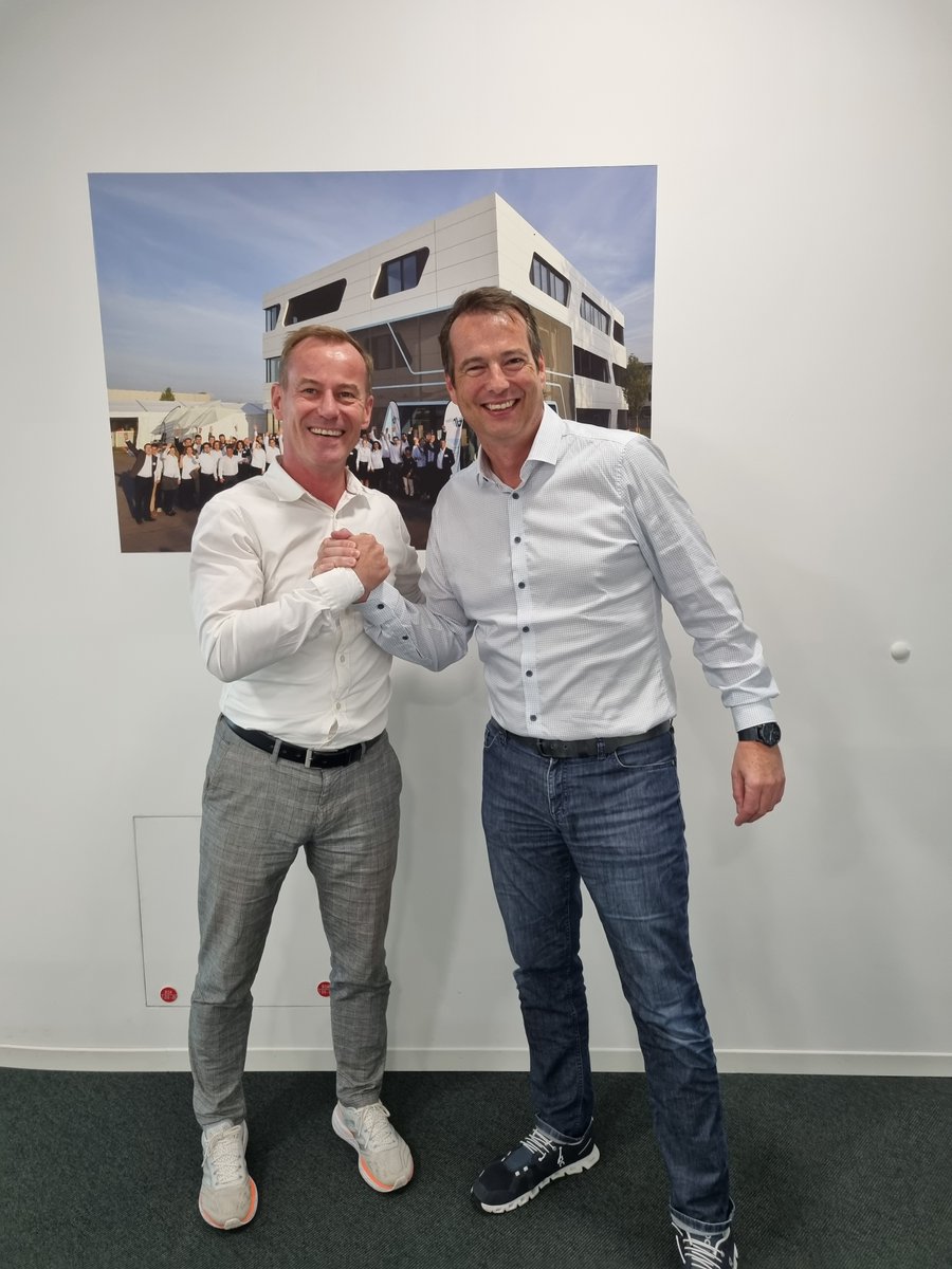 Netz16_GmbH's tweet photo. Wir freuen uns, heute unseren neuen "Top-Azubi" 😄Frank Hölscher von der PCO aus Osnabrück bei der Netz16 zu begrüßen. Schön, dass Du die Tage hier in Augsburg verbringst! Wir freuen uns auf viele interessante Diskussionen mit einem Voll-Profi😀👏! https://t.co/vl77chu9zS