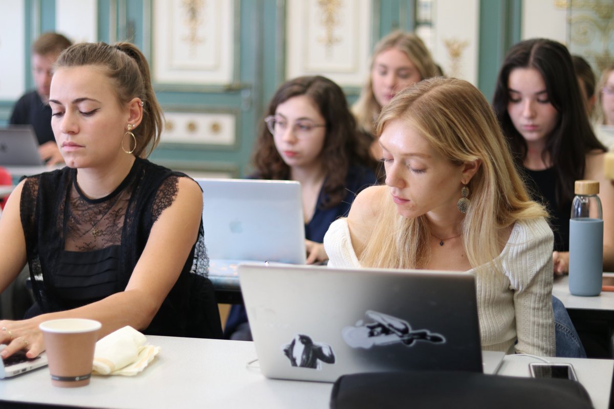 iseg_strasbourg's tweet photo. #RENTREE 

Lumière, camera, action ! 🎬 Nos nouveaux étudiants de 4ème année en admission parallèle ont démarré leur remise à niveau avec un cas marketing autour de Netflix 🎥 https://t.co/K6HCZQSOzP
