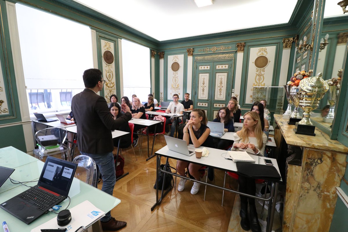 iseg_strasbourg's tweet photo. #RENTREE 

Lumière, camera, action ! 🎬 Nos nouveaux étudiants de 4ème année en admission parallèle ont démarré leur remise à niveau avec un cas marketing autour de Netflix 🎥 https://t.co/K6HCZQSOzP