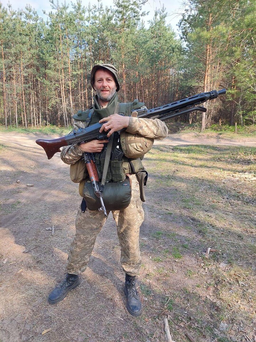 matvijiva's tweet photo. Захищати Україну пішли не лише військові. Зі зброєю в руках боронять свою землю🇺🇦артисти, вчителі, бізнесмени, фермери…

Олександр Шаповал-заслужений артист України, соліст балету Національної опери. Він добровільно пішов у ЗСУ.Був гранатометником.
Нажаль, сьогодні він загинув. https://t.co/zyEjZ1TpWc