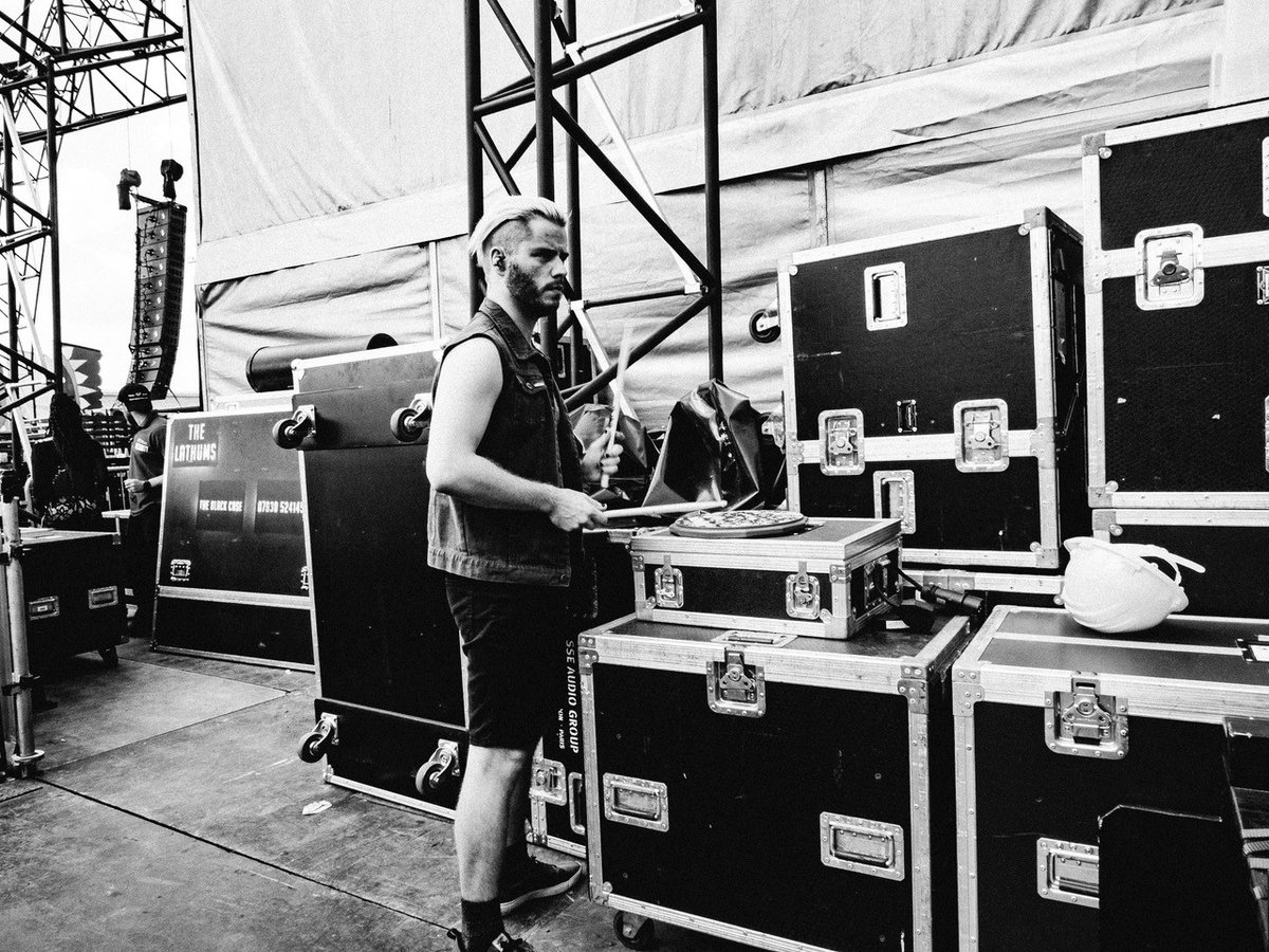 MapexDrums's tweet image. What’s YOUR pre-gig warmup routine?
Adam Breeze – “singles and doubles and take it slow!”  - 10 minutes before mainstage at Reading Festival with Wargasm.
Pics by @jesssierosee

#mapexartist #mapexfamily #practisemore #playmore