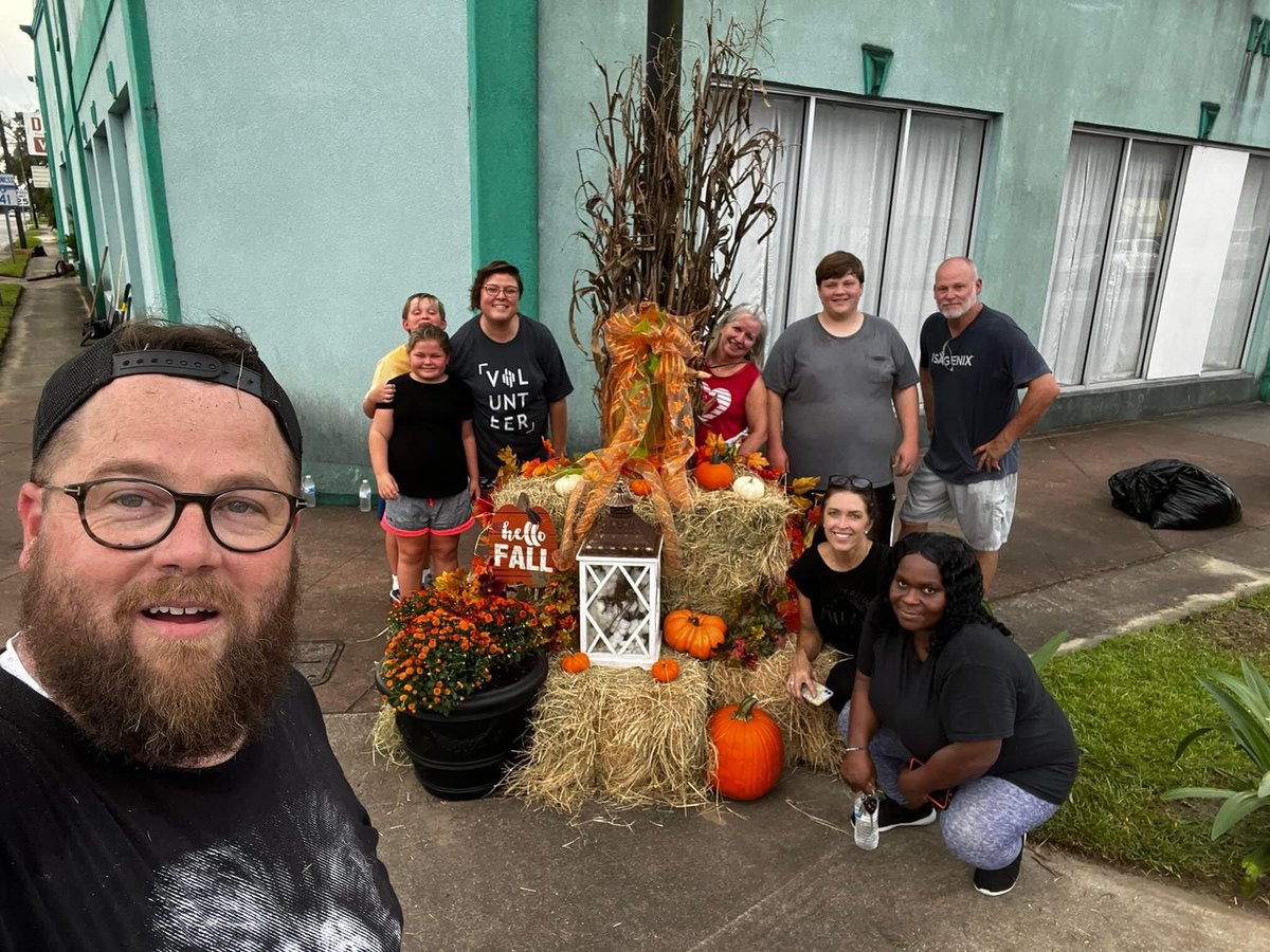 CharlieB_SC's tweet photo. This is #strongSCcities! Main Street Andrews put out the call for help to spruce up for upcoming fall events and local churches are sponsoring cleanups along different blocks of Main Street!  Awesome and inspiring!  #AndrewsSC #Home #CurbAppeal #Pride @MuniAssnSC https://t.co/X4R6v4nhZk