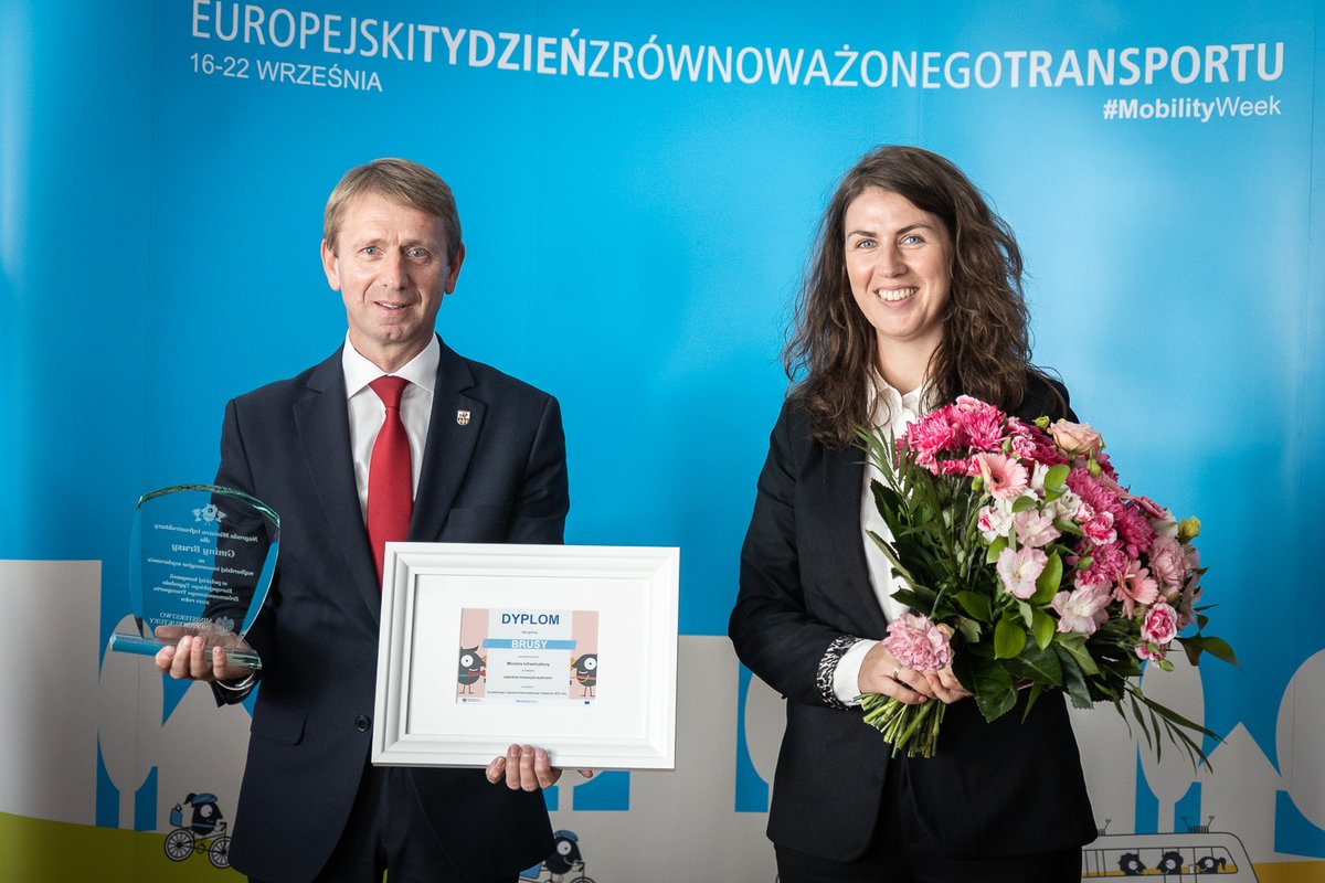 MI_GOV_PL's tweet photo. 📣Nagrody 🥇 Ministra Infrastruktury w konkursie Europejskiego Tygodnia Zrównoważonego Transportu 2021🚴♂️ wręczone
👏Laureatami nagród zostały:
🏆 Kielce
🏆 Skawina
🏆 Brusy
🏆 Województwo małopolskie
👉https://t.co/1XHVdr5vrM
#ŁączymyPolskę #ETZT #ZrównoważonyTransport https://t.co/5xZq9VkcaW