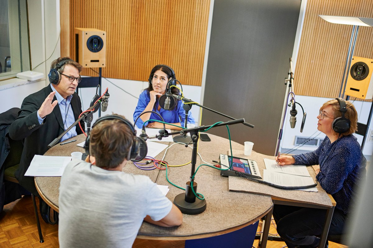 kollege's tweet photo. Für den #Podcast "Geld Macht Katar" haben die @ARD_Presse-Redaktionen von "Kontraste"/@presse_rbb &amp; @reportmuenchen/@BR_Presse sich mit @DIEZEIT zusammengetan. @PuneDja, @BeneNabben &amp; @abususu waren in #Katar. @lenaRpetersen vom @rbb24Inforadio moderiert. 
https://t.co/B6U6uuh6c0 https://t.co/h2op7oM13B