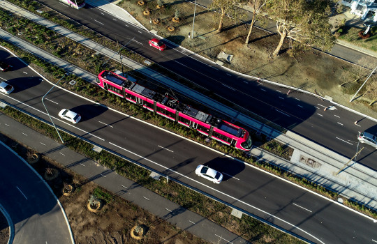 🍾Nouvelles commandes pour le groupe CAF qui, après le tramway de Boston (USA - 800M$) - remporte un nouveau contrat en Allemagne et va fournir des trains supplémentaires en Australie, pour un total de 220 M€. Our way to future mobility! 🌍