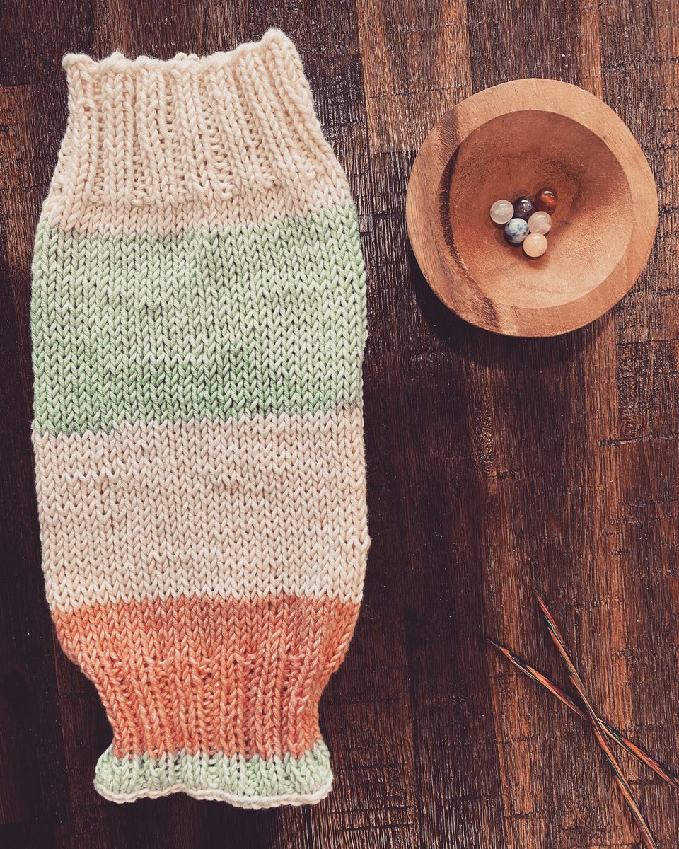 tinahandknits's tweet photo. Leg warmers for a special friend ๐ซถ๐ผ
Busy getting through all of my wips so I can take part in the #mkal2022 by @Westknits
These were so quick to make up, and who doesnโt love leg warmers?
#knittingtwitter #knitting #aussieknitters https://t.co/NmyhEXB0o1