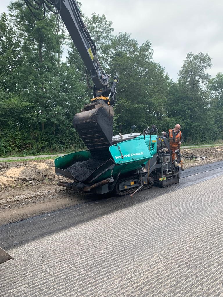 FlevoWegen's tweet photo. Bij de #N708 #Bremerbergweg zijn ze bezig met de verbreding. De eerste laag asfalt gaat er vandaag in, morgen volgt de tweede laag en daarna verhuist de machine naar de andere kant van de weg! #mooiwerk https://t.co/FBAuNXrnC5