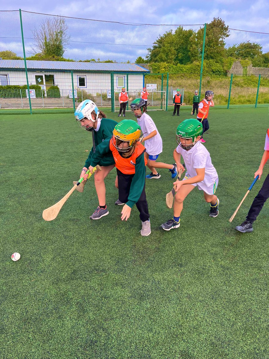 Bhí muid an sásta fáilte a chur roimh  Múinteoir @DaithiHuban ar ais linn ar scoil inniu.

We were delighted to welcome back @DaithiHuban from @galwaycoaching to our school today. He is back to help us improve our #HurlingAndCamogie Skills.