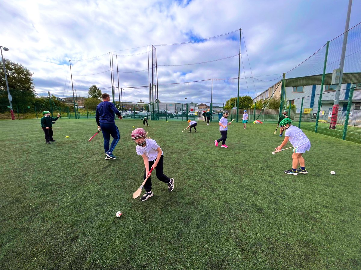 GortGaelscoil's tweet photo. Bhí muid an sásta fáilte a chur roimh  Múinteoir @DaithiHuban ar ais linn ar scoil inniu.

We were delighted to welcome back @DaithiHuban from @galwaycoaching to our school today. He is back to help us improve our #HurlingAndCamogie Skills. https://t.co/NiPl1TbsiL