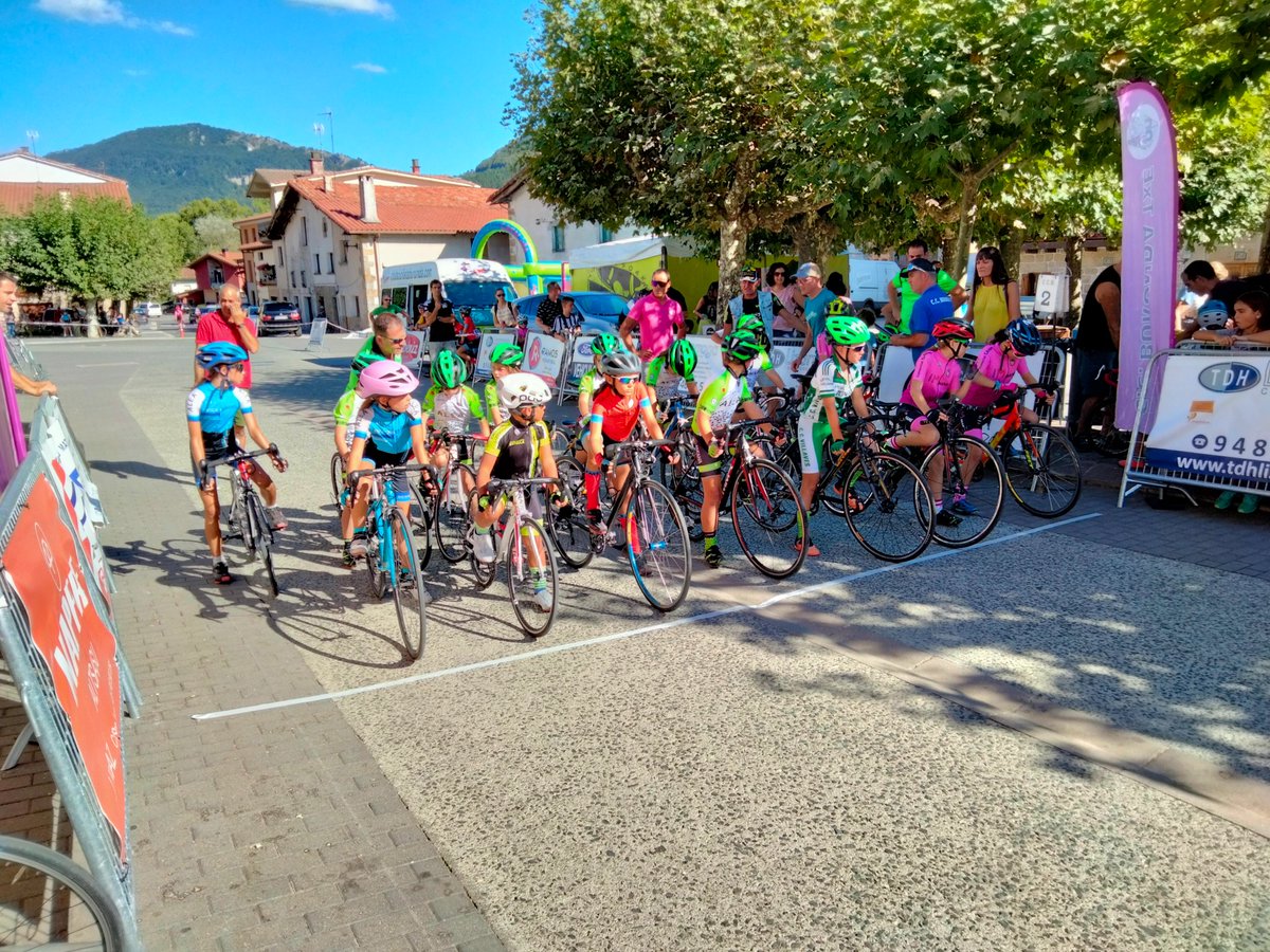 CCBerritxaco's tweet photo. 📸 de la carrera pitufa en Ziordia con los peques de escuelas👏😜
@RotxaBikes 🚴♂️
_
#Pitufos #Rotxabikes #Esfuerzo #Diversión #Aprendizaje #Ciclismo #Infantil #Escuela https://t.co/fd7bbQXOHJ