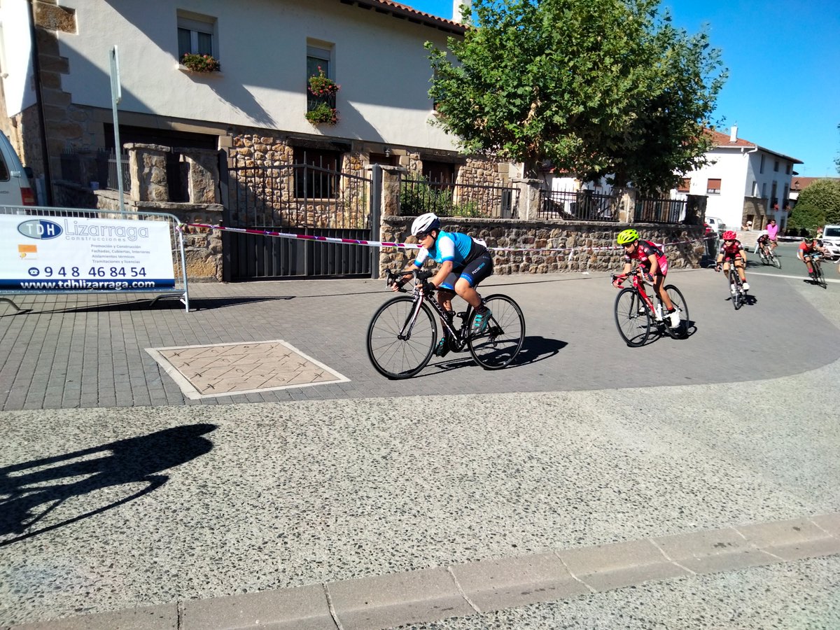 CCBerritxaco's tweet photo. 📸 de la carrera pitufa en Ziordia con los peques de escuelas👏😜
@RotxaBikes 🚴♂️
_
#Pitufos #Rotxabikes #Esfuerzo #Diversión #Aprendizaje #Ciclismo #Infantil #Escuela https://t.co/fd7bbQXOHJ