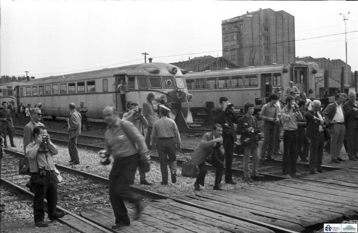 ffe_es's tweet photo. 5⃣0⃣aniversario del Congreso #MOROP🎂🚂
De nuestro #ArchivoHistóricoFerroviario #Docutren
📷 de Justo Arenillas: el autor con representantes del XIX Congreso
📷 de Juan Bautista Cabrera: numerosos aficionados en la estación de Lérida fotografiando el tren especial del Congreso https://t.co/SRoHweYX68