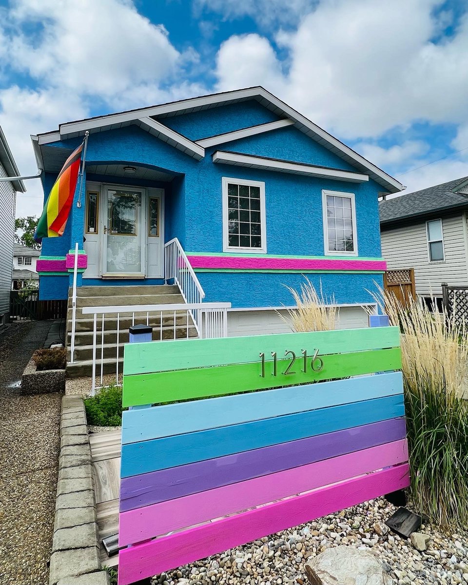 Since buying their home last fall, @feisty_waters & @woodwarddotCA have wanted to give it a vibrant & memorable facelift. For them, the colours of Borden Park’s Vaulted Willow by Marc Fornes & @THEVERYMANY fit the bill. Read our conversation with Jen: yegarts.tumblr.com/post/695290811…