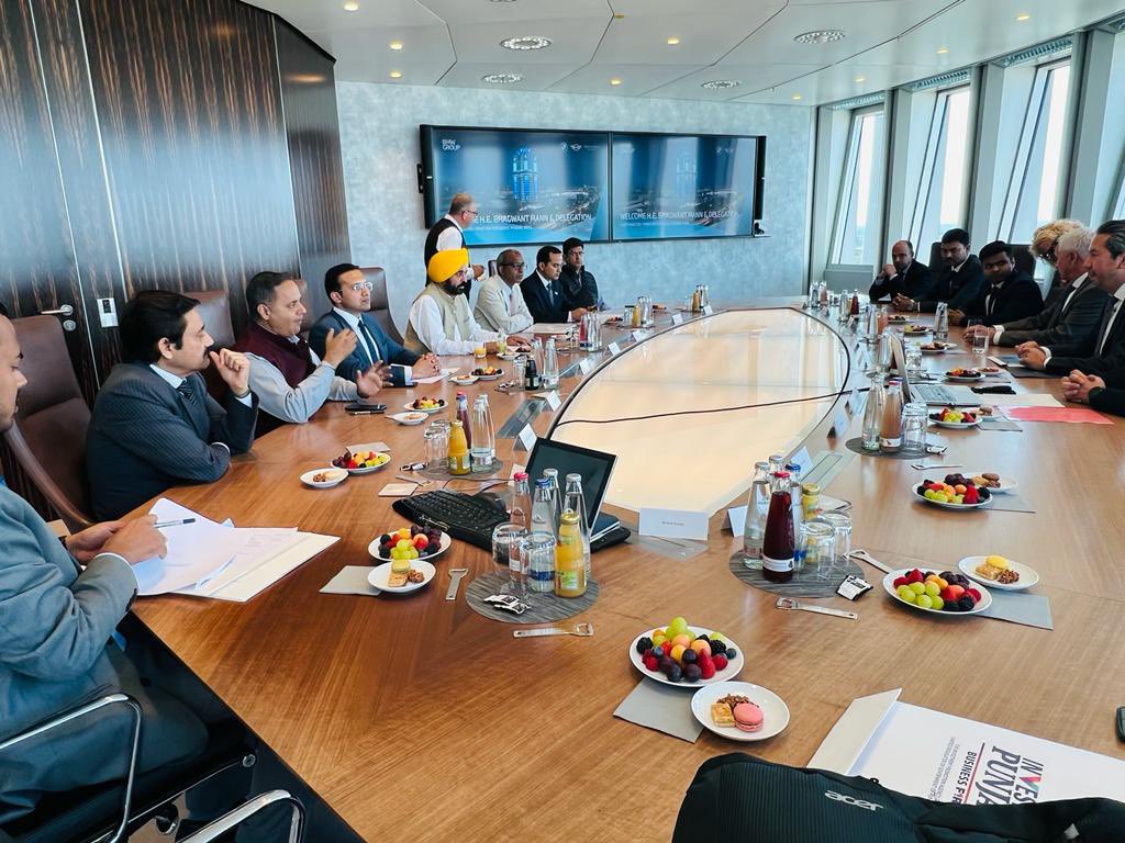 BhagwantMann's tweet image. ਵਿਸ਼ਵ ਪ੍ਰਸਿੱਧ ਕਾਰ ਕੰਪਨੀ BMW ਦੇ Head  office ਵਿਖੇ ਓਹਨਾਂ ਦੇ Top officials ਨਾਲ ਮੀਟਿੰਗ ਹੋਈ…ਵੱਡੇ ਪੱਧਰ ਤੇ ਕਾਰਾਂ ਦੇ parts ਨਾਲ ਸੰਬੰਧਤ  unit ਪੰਜਾਬ ਲਾਉਣ ਦੀ ਹਾਮੀ ਭਰੀ ..ਹੁਣ ਸਿਰਫ਼ ਇੱਕ ਪਲਾਂਟ ਚੇਨਈ ਵਿੱਚ ਹੈ…
