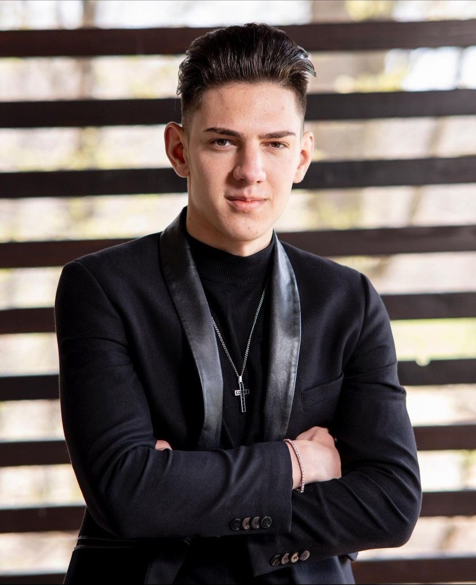 ROMANA_INFs's tweet photo. The Adorable Male Romanian Singer
Vali Ilie❤️💛💙🇹🇩 🎼🎶🕴🎤🎛.
#Romana #Romania #RO #European
#Europe #Singer #Blessed #Beauty
#Romanian #Romanians #TopSinger
#MaleSinger #MaleMusician #Sing
#RomanianStar #RomanianArtist
#RomanianIcon #RomanianInfluencers #TheRomanianInfluencers https://t.co/qpS3I5UNWI