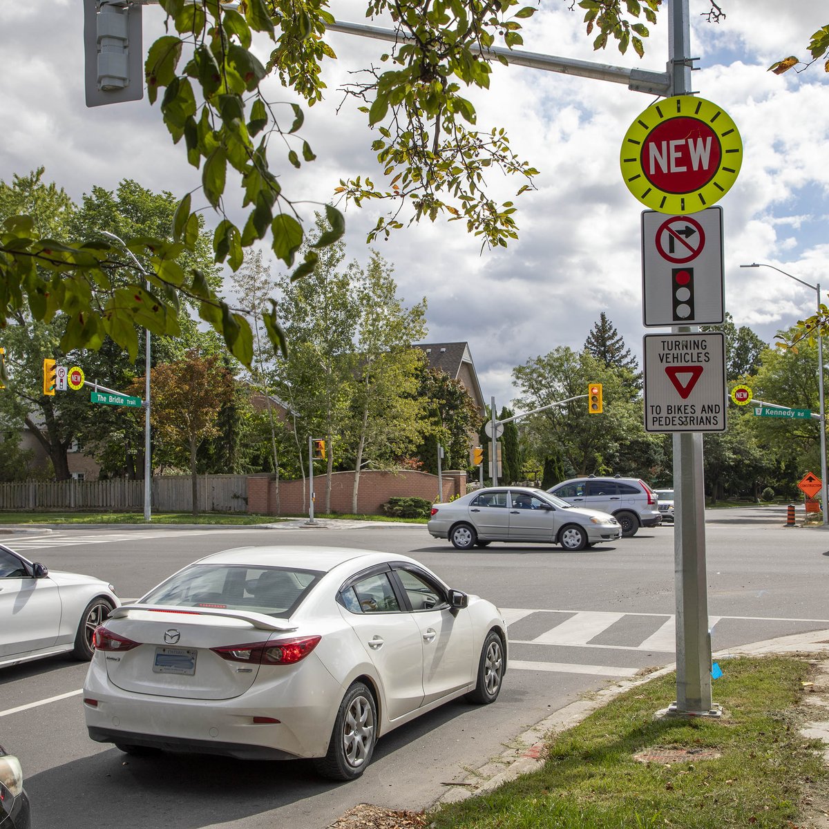 YorkRegionGovt's tweet photo. Motorists: Please DRIVE WITH CARE at Kennedy Road &amp; The Bridle Trail in @cityofmarkham. New changes are now in effect such as no right turn on the red light signal and additional crossing time for pedestrians. There is now enhanced @YRP presence in the area. @YRDSB https://t.co/OMVnbQkz2m
