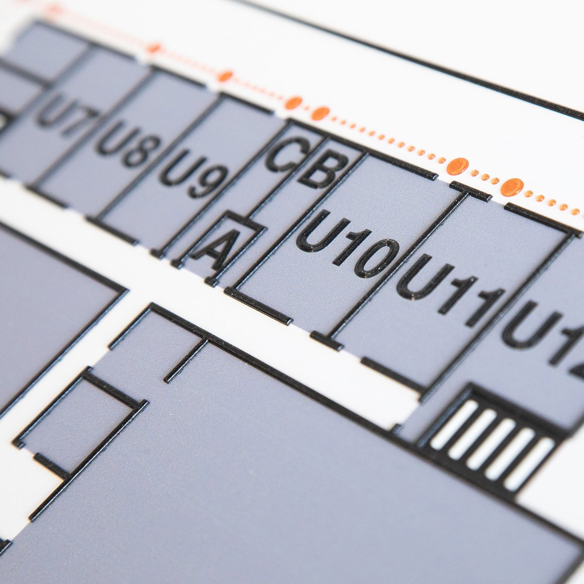 Im Rahmen der Beschilderung des Neubaus Sport- und Gesundheitswissenschaften der TUM im Olympiapark sind nun zwei Pulte mit taktiler Beschilderung installiert worden. Die tastbaren Pläne ermöglichen Blinden sich autark im Gebäude zu bewegen.

#ediundsepp #signaletik #leitsystem