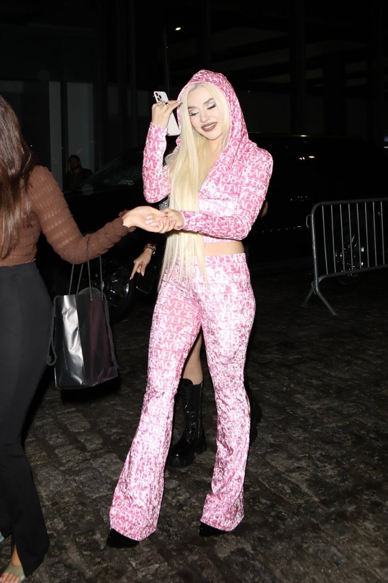 Avamaxw_new's tweet photo. .@AvaMax arriving to the #VougeWorld Show Show on September 12, 2022 https://t.co/8E7XHI57wr