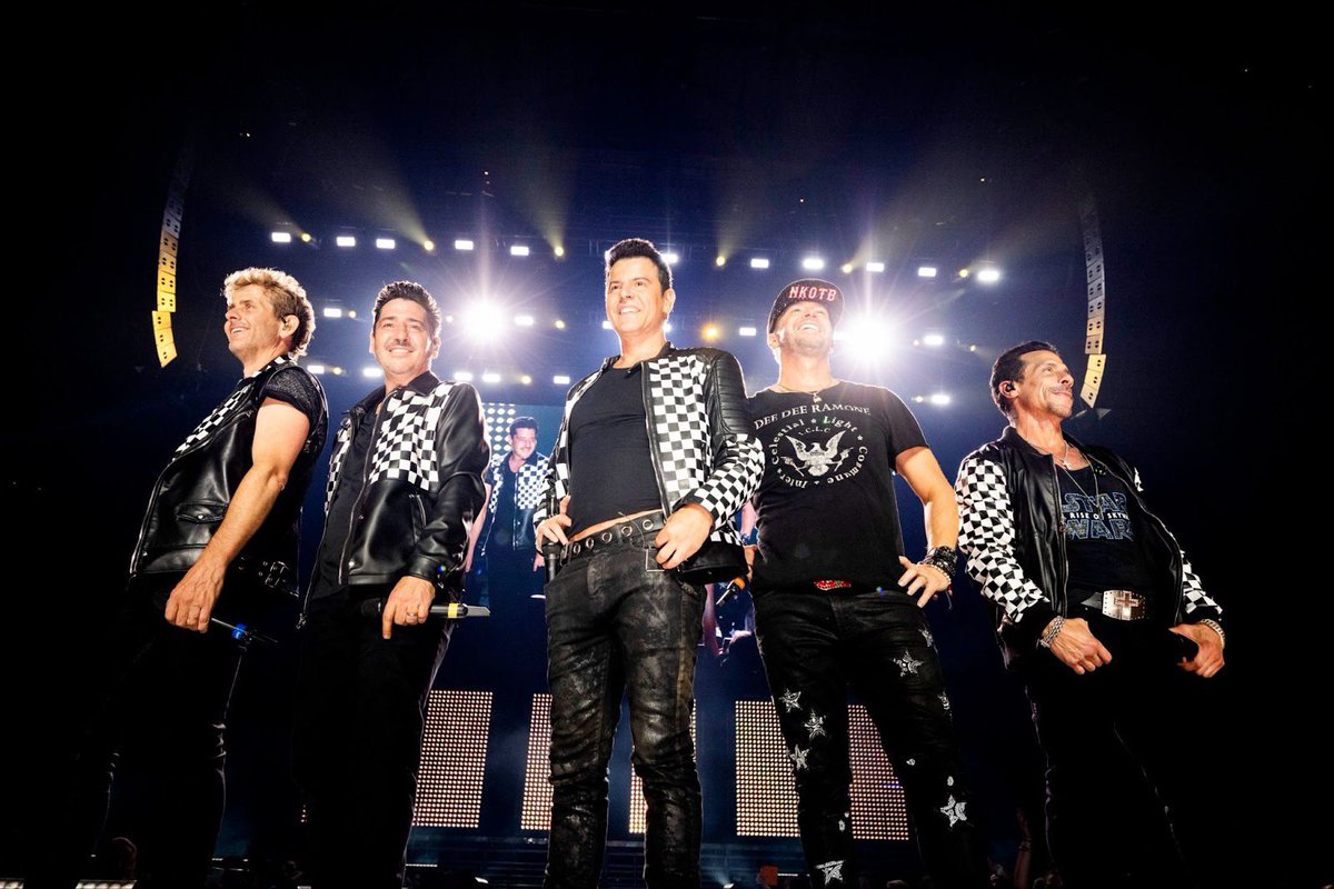 NKOTB's tweet image. This #TransformationTuesday has us 🤯🤯