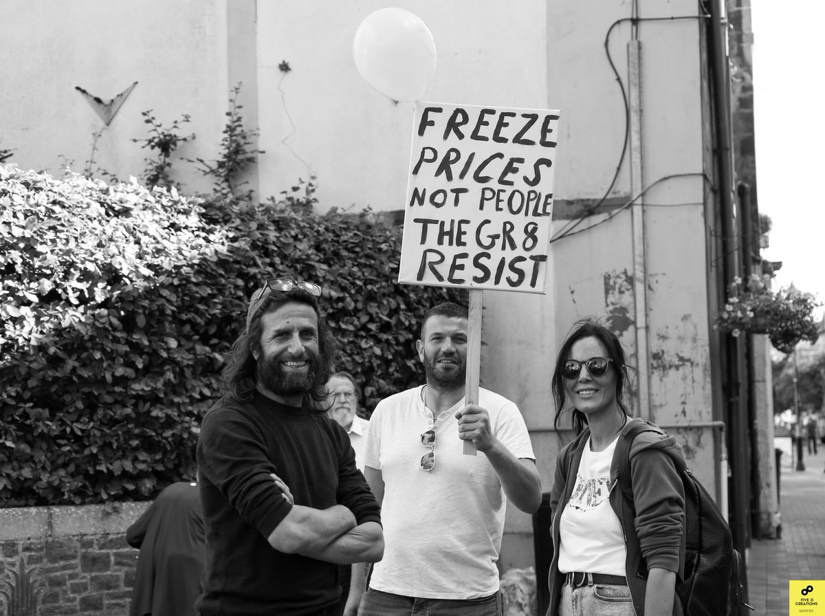 fiveDcreations's tweet photo. Gathering Against the rising cost of energy prices ✊️
@Falkirk #freedom #scotland #ukcolum #Protest #FreedomOfSpeech https://t.co/XHZoUss0Gl