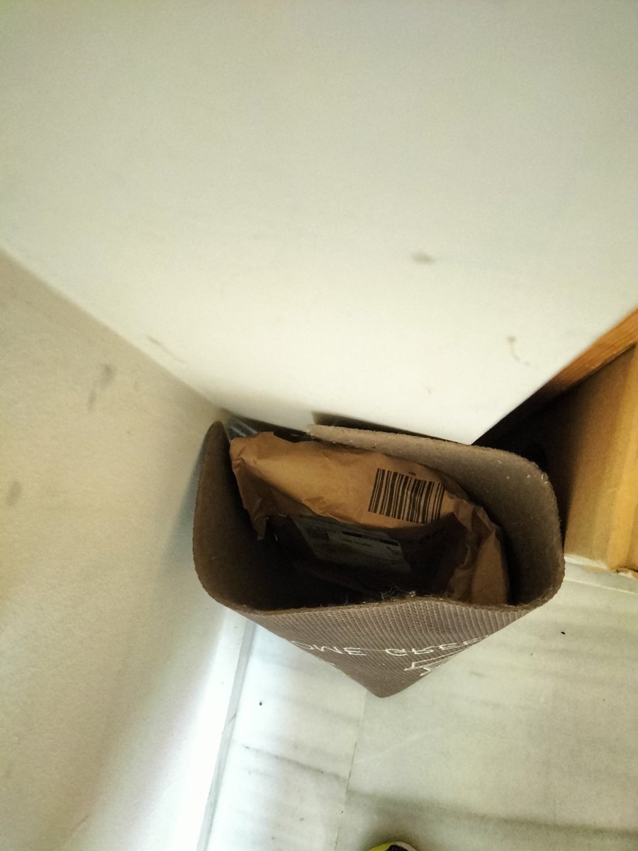 DavidAlmida's tweet photo. Esta es la nueva forma que tiene @amazon de entregar los pedidos?, así no, menos mal que no fué la semana pasada que estuvimos de vacaciones sino se quedan ahí los pedidos! https://t.co/ZjkuEAUyfO