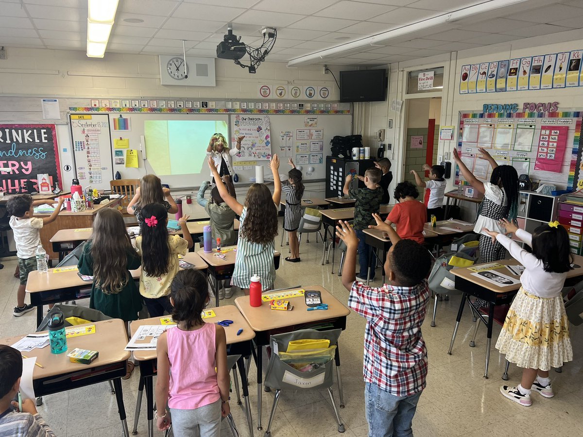 MissMusto29's tweet photo. Thank you Ms. Conti for helping us channel our inner feelings 😊💕 #OTES #SpartanPride #Ocean https://t.co/yVxYC32Zkj
