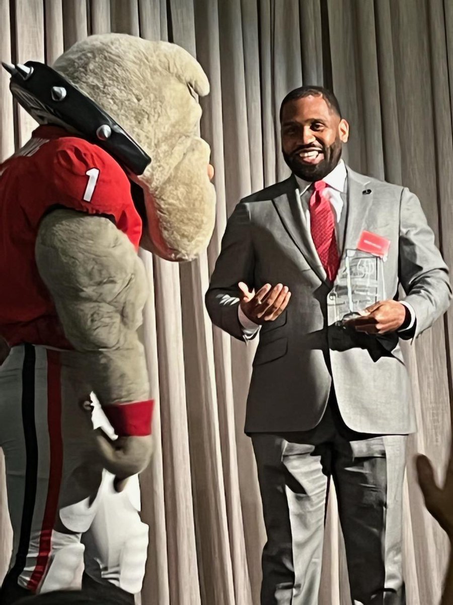 In addition to talking with our graduate students and faculty about philanthropy trends, @Swkeys made time to talk with <a href="/UGAHairyDawg/">Hairy Dawg</a> last week. 😎