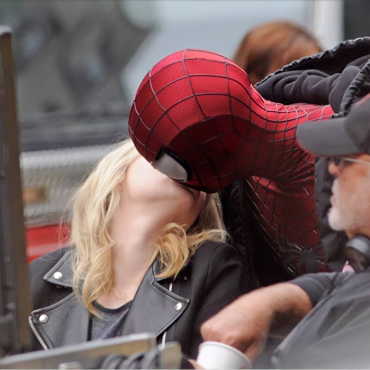 Shots_SpiderMan's tweet photo. Emma Stone and Andrew Garfield on the set of The Amazing Spider-Man 2 (2014). https://t.co/F1QbmFIYRI