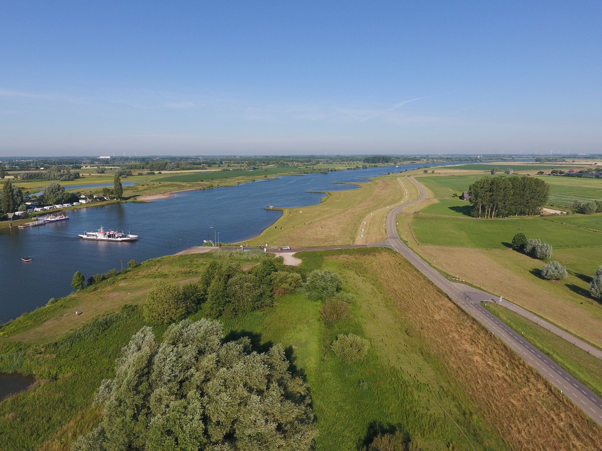 HDSR_waterschap's tweet photo. Het waterschap heeft de laatste maanden gewerkt aan verschillende oplossingen voor de #dijkversterking van de #Lekdijk tussen de #Irenesluis en het #Culemborgse Veer. Op 29 sept. lichten wij deze toe in Sociaal Cultureel Centrum ‘De Wiese’ in #Schalkwijk. https://t.co/Xm3j7km5nP https://t.co/A6lG6v54WE