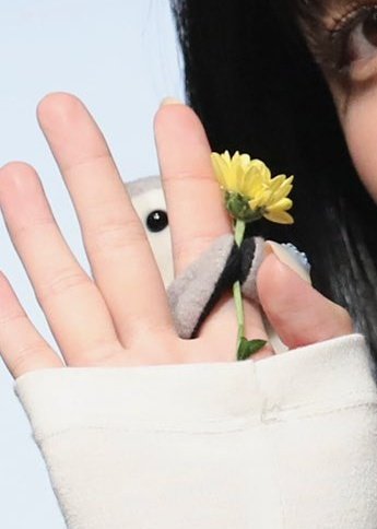 nooo her lil penguin was holding a flower 🥹