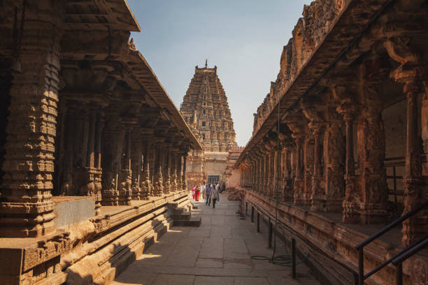 CliosChronicles's tweet photo. Virupaksha Temple - Living Heritage of the Vijayanagar Empire

Situated on the banks of Tungabhadra River, one can witness the divine Virupaksha Temple which is also known as Pampa pathi. The temple is dedicated to Prasanna Virupaksha, an avatar of Bhagwan Shiva.

#Thread https://t.co/bHdLTkXXbi