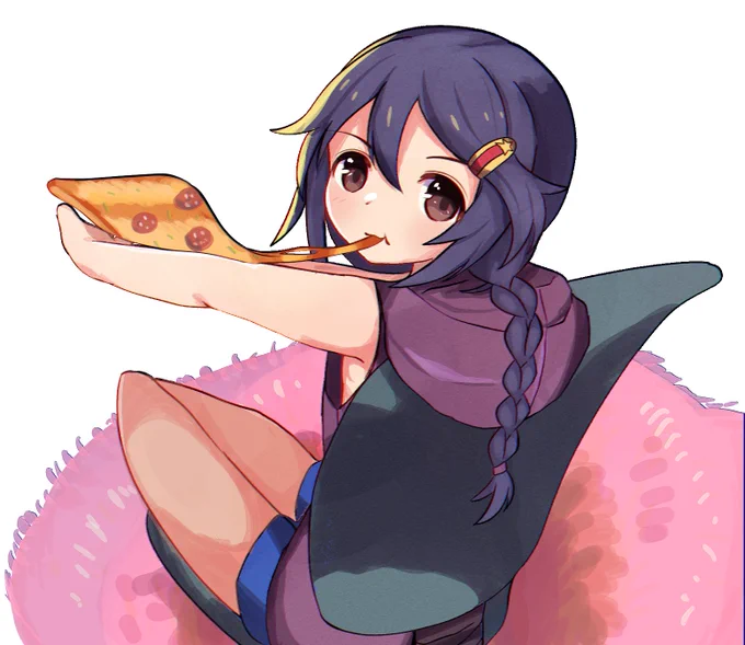ピザを食べる三好紗南さんです 