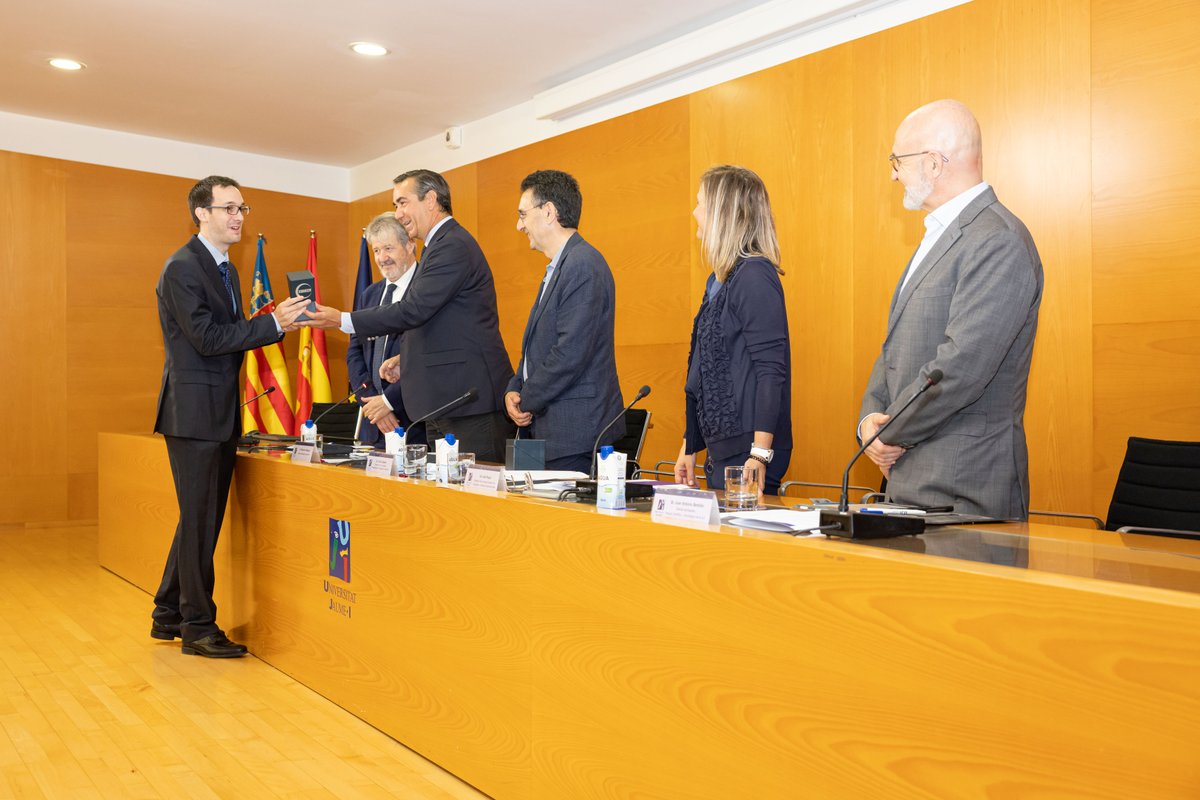 Jorge Alcañiz, student at <a href="/UJIuniversitat/">Universitat Jaume I</a>, has won the VI Acerinox Prize for his project made from stainless steel.

➡️The CEO of @Acerinox awarded him the prize, and assured that "we will continue to promote an even closer relationship between Acerinox and the universities."