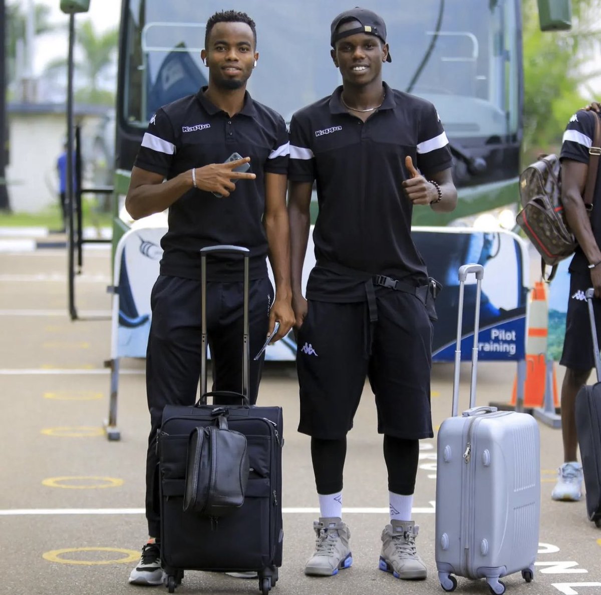 imfuraluc01's tweet photo. #CAFCL | #USMAPR 

APR FC igiye guhaguruka i Kanombe yerekeza i Monastir muri Tunisia… 

Equipe y’ingabo z’igihugu iraca i Nairobi, Banyure Doha muri Qatar berekeza i Tunis, bazahagera ku Gicamunsi cyo kuri uyu wa gatatu. 

📸 @aprfcofficial 

@bbfmumwezi 95.3 FM https://t.co/eie0NdGFJK
