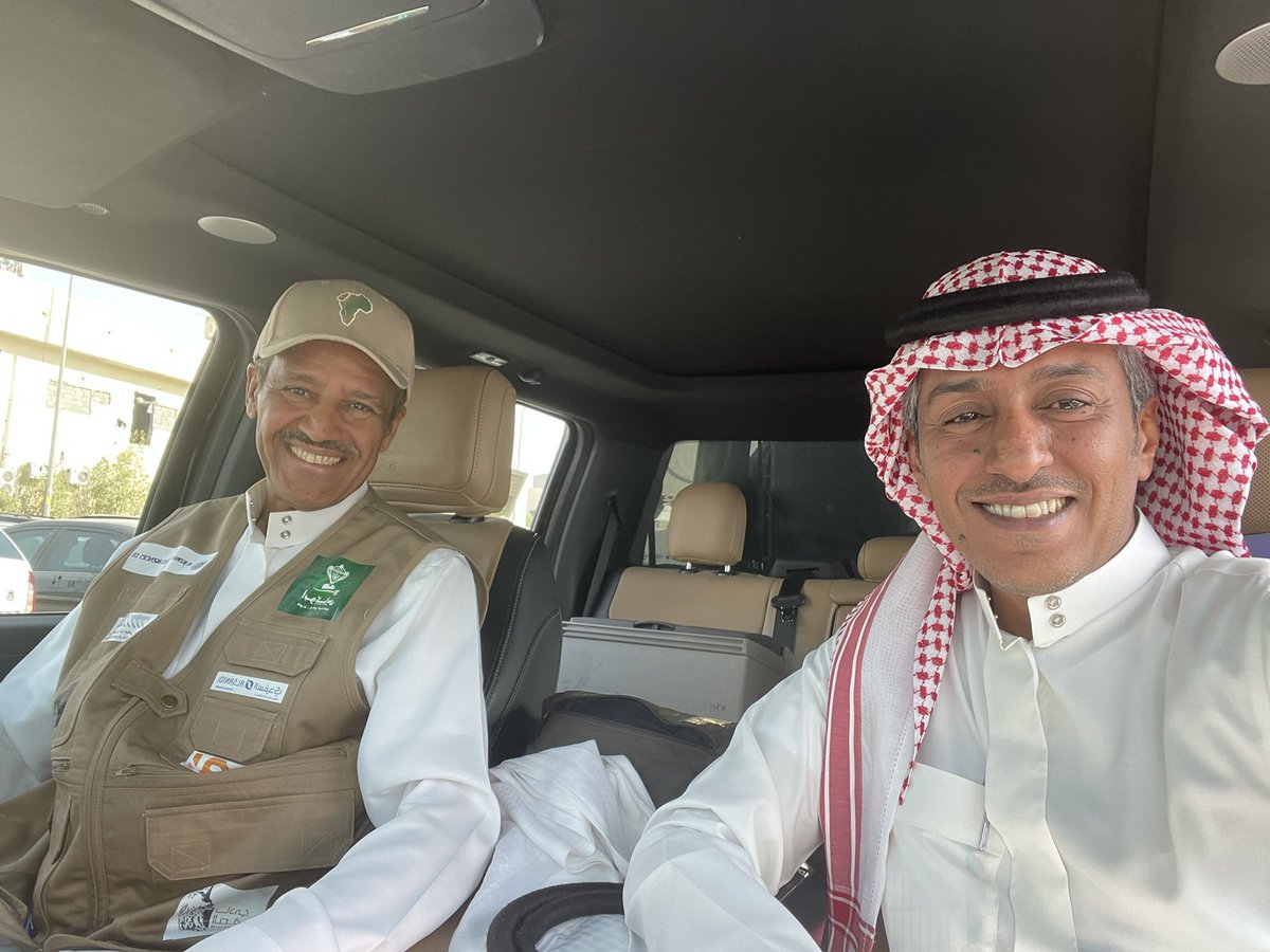 ali_alhammami's tweet photo. سعدت بلقاء الفنان #خالد_عبدالرحمن قبيل انطلاق رحلته  @KUhp2222 https://t.co/Wat5PdLhNv