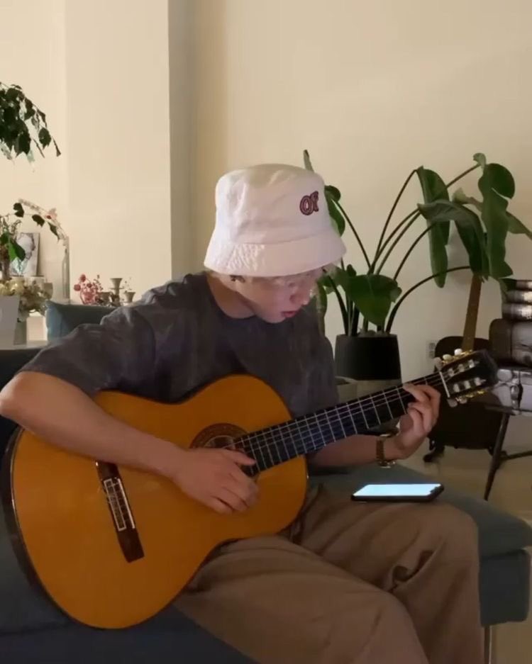 HELLO ANG POGI POGI MO TALAGA🤩 happy birthday idol sana mabuhay ka ng matagal🤩