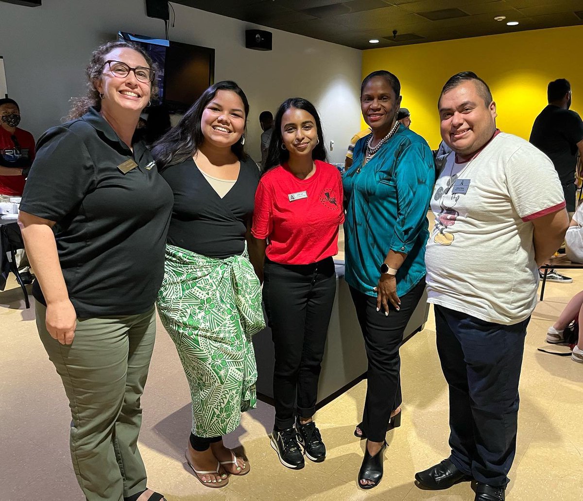ProvostKSG's tweet photo. Cultural Welcomes: Round 1! The Beach gathered to learn more about our Native American and Pacific Islander students and colleagues yesterday. These events enrich our sense of support and appreciation for ALL! Looking forward to a full week of more cultural welcomes #OneBeach https://t.co/c7EGIYqbTf