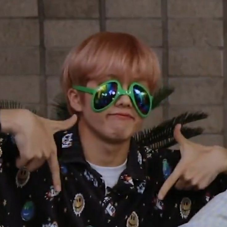 injunhauls's tweet photo. @SMGlobalShop me whenever there is a concert announcement in our country (esp sm artists!) https://t.co/t9lh7onTPD