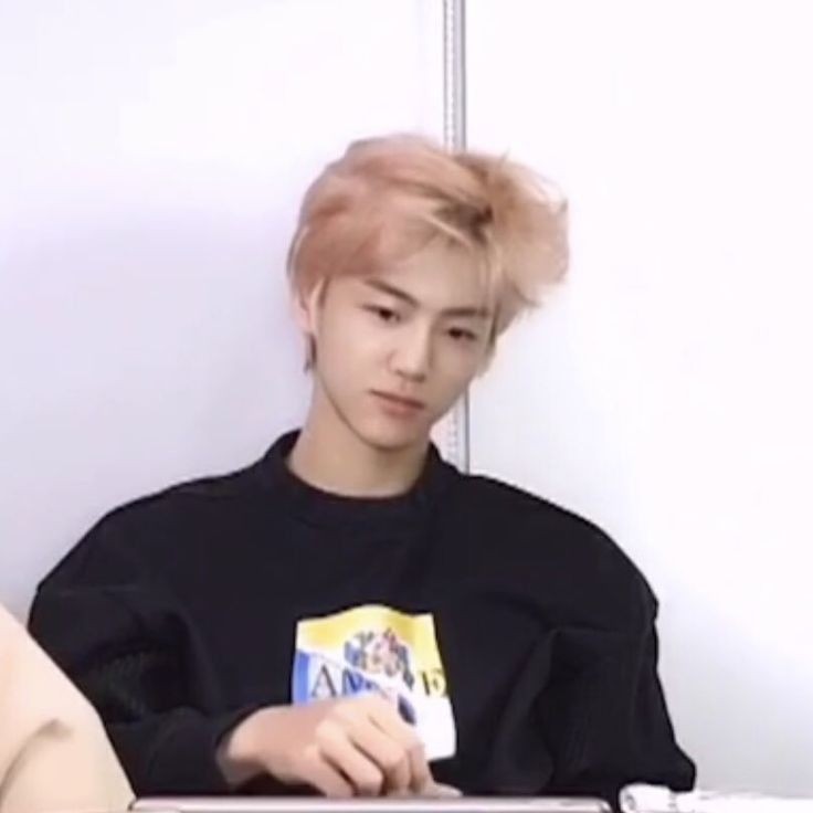 injunhauls's tweet photo. @SMGlobalShop me whenever there is a concert announcement in our country (esp sm artists!) https://t.co/t9lh7onTPD