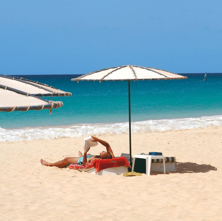 Is there anything more dreamy than losing yourself in a novel on the powder-white sands of Santa Maria beach? 😍 (we think not!)