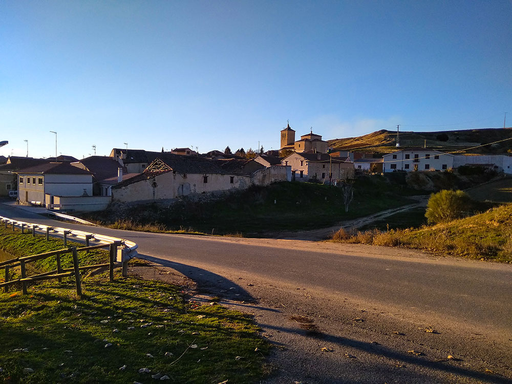 Segoviabuenplan's tweet photo. ¿Conoces Carbonero de Ahusín? Está muy cerquita de #Segovia capital. No llega a la centena de habitantes. ¿Te vienes de paseo con nosotros? https://t.co/ndwaIX2M0H https://t.co/6qp7P2cfDW