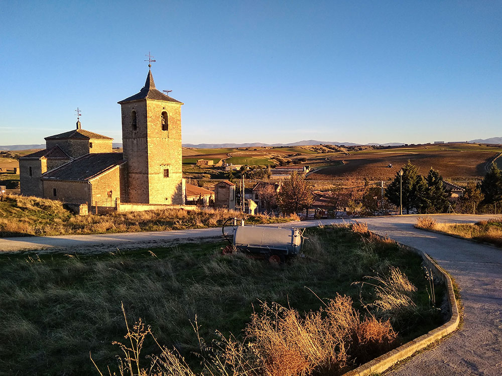 Segoviabuenplan's tweet photo. ¿Conoces Carbonero de Ahusín? Está muy cerquita de #Segovia capital. No llega a la centena de habitantes. ¿Te vienes de paseo con nosotros? https://t.co/ndwaIX2M0H https://t.co/6qp7P2cfDW